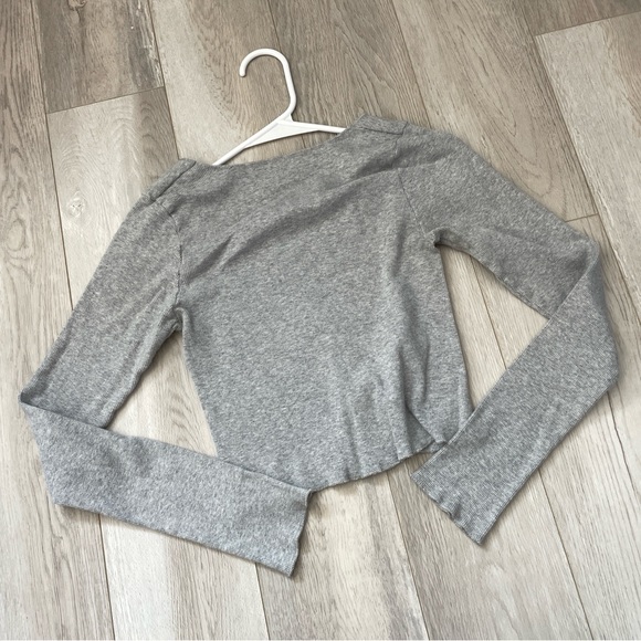 Brandy Melville Tshirt mckenna crop long sleeve womens Gray (one size) casual - Picture 4 of 5